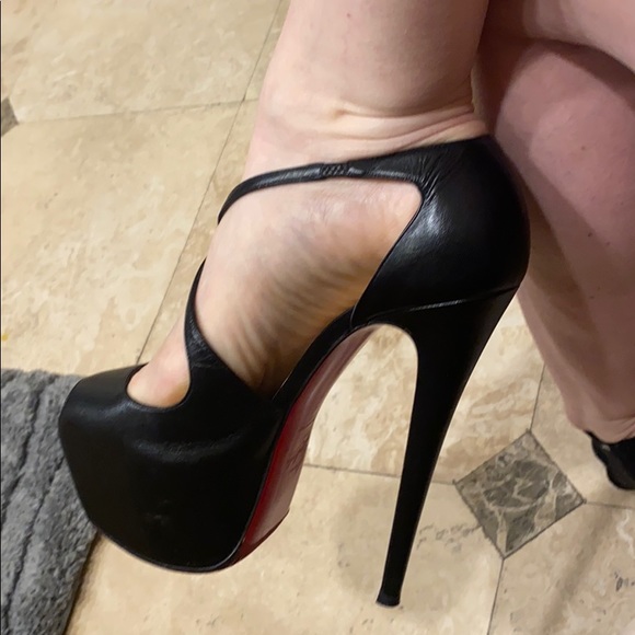 Christian Louboutin - Picture 3 of 6